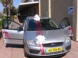 קישוט רכב אדום לבן